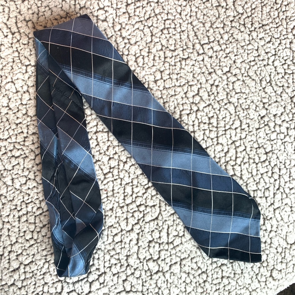 Van Heusen Tie in good condition
